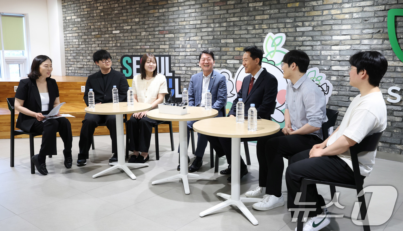 (서울=뉴스1) 박지혜 기자 = 오세훈 국민의힘 서울시장 후보가 안철수 의원과 함께 18일 서울 영등포구 청년취업사관학교에서 청년들을 만나 간담회를 갖고 있다. 2026.5.18/ …