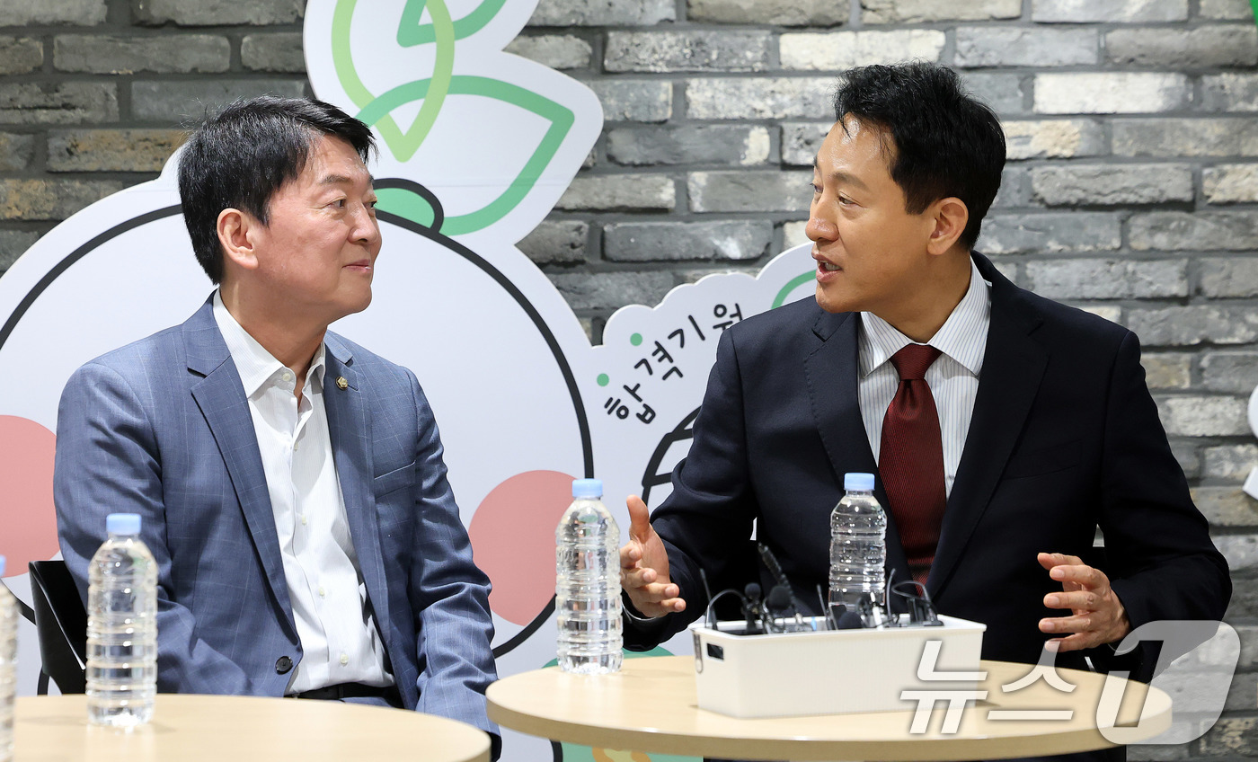 (서울=뉴스1) 박지혜 기자 = 오세훈 국민의힘 서울시장 후보가 안철수 의원과 함께 18일 서울 영등포구 청년취업사관학교에서 청년들을 만나 간담회를 갖고 있다. 2026.5.18/ …