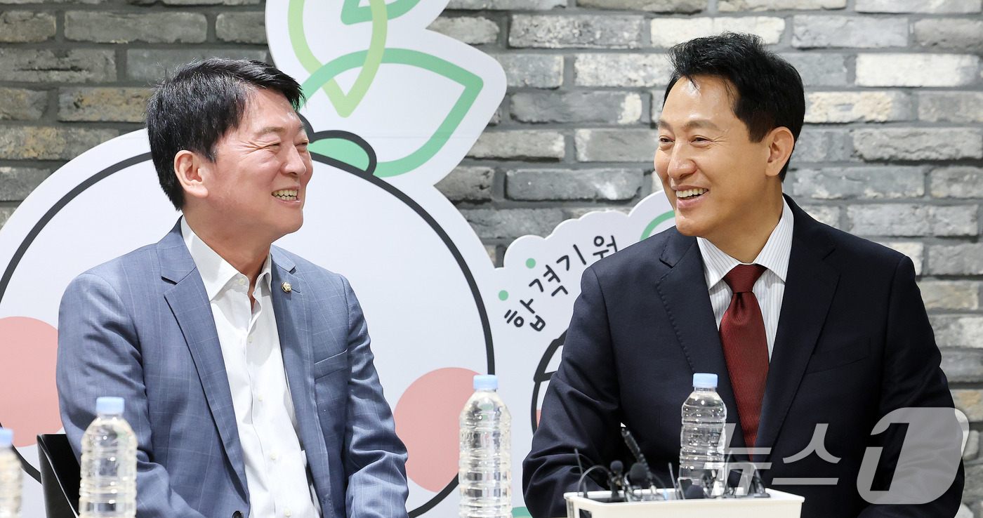 (서울=뉴스1) 박지혜 기자 = 오세훈 국민의힘 서울시장 후보가 안철수 의원과 함께 18일 서울 영등포구 청년취업사관학교에서 열린 청년 간담회에서 참석자들과 대화를 나누고 있다. …