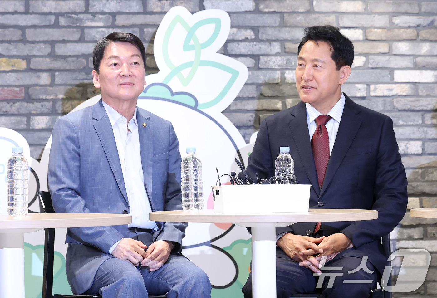 (서울=뉴스1) 박지혜 기자 = 오세훈 국민의힘 서울시장 후보(오른쪽)가 안철수 의원과 함께 18일 서울 영등포구 청년취업사관학교에서 청년들을 만나 간담회를 갖고 있다. 2026. …