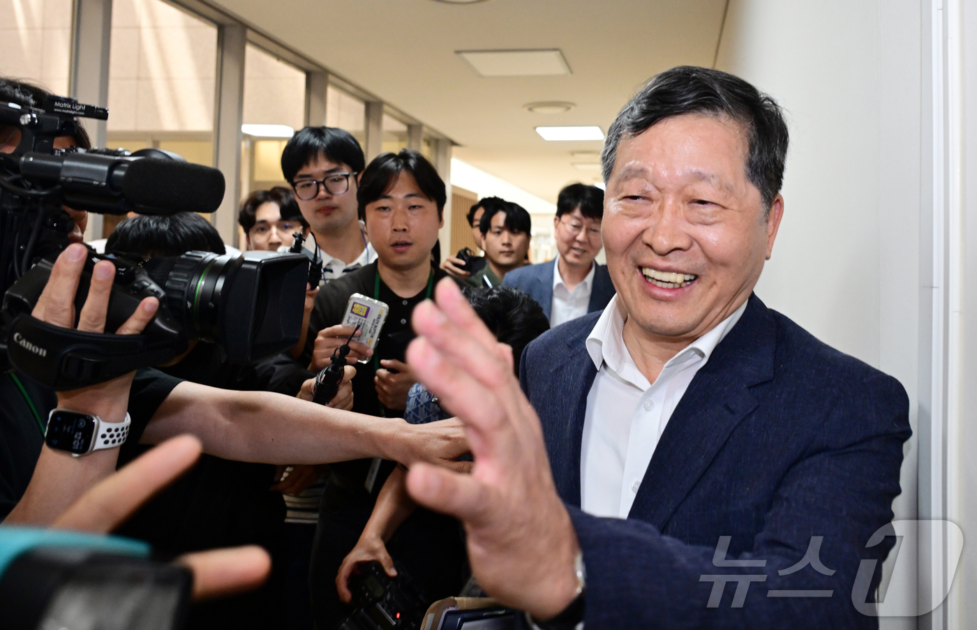 (세종=뉴스1) 김기남 기자 = 박수근 중앙노동위원회 위원장이 18일 정부세종청사 중앙노동위원회에서 열리는 2차 삼성전자 노·사후조정 회의 중 점심 식사를 위해 회의장을 나서고 있 …