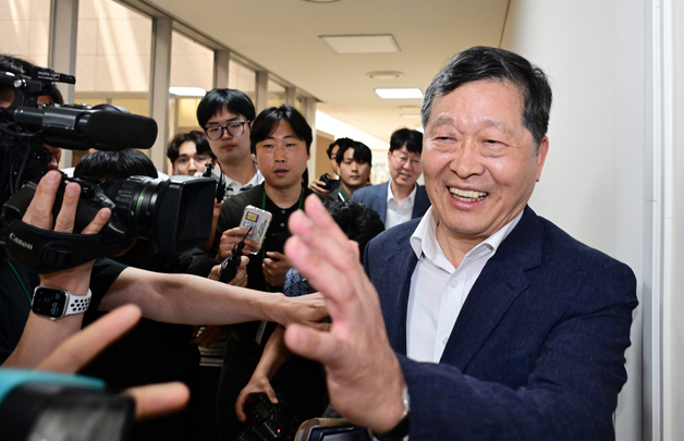 취재진 질문에 답하는 박수근 중노위원장