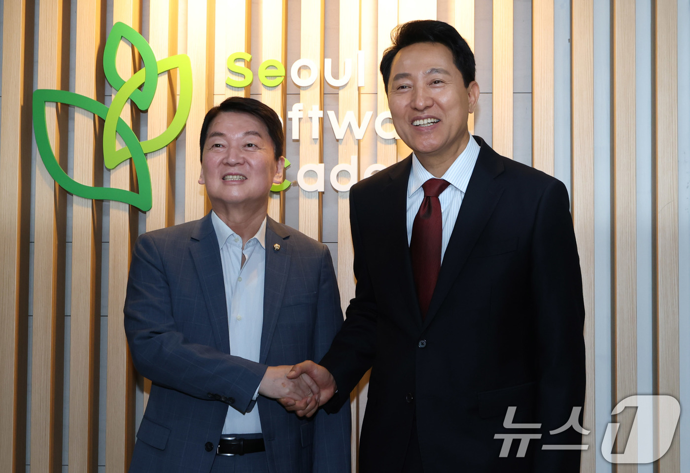 (서울=뉴스1) 박지혜 기자 = 오세훈 국민의힘 서울시장 후보가 18일 서울 영등포구 청년취업사관학교에서 안철수 의원과 만나 인사를 나누고 있다. 2026.5.18/뉴스1