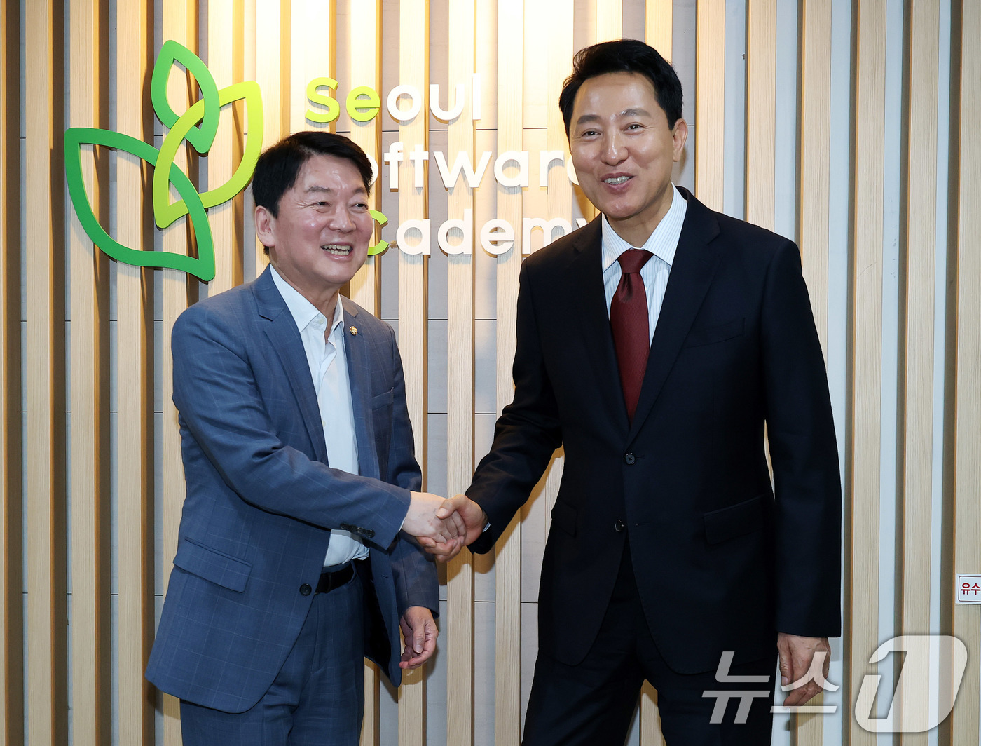 (서울=뉴스1) 박지혜 기자 = 오세훈 국민의힘 서울시장 후보가 18일 서울 영등포구 청년취업사관학교에서 안철수 의원과 만나 인사를 나누고 있다. 2026.5.18/뉴스1