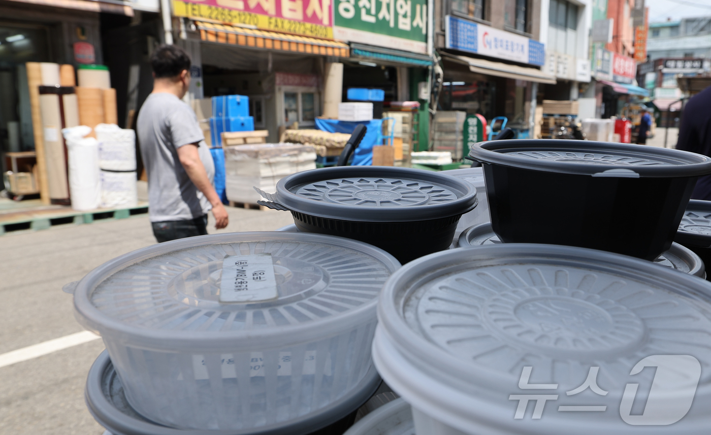 (서울=뉴스1) 이종수 인턴기자 = 기름값 동결에도 나프타 가격 상승 여파가 이어지고 있는 가운데 18일 서울 중구 방산시장의 한 비닐·플라스틱 상가에 제품이 진열되어 있다.나프타 …