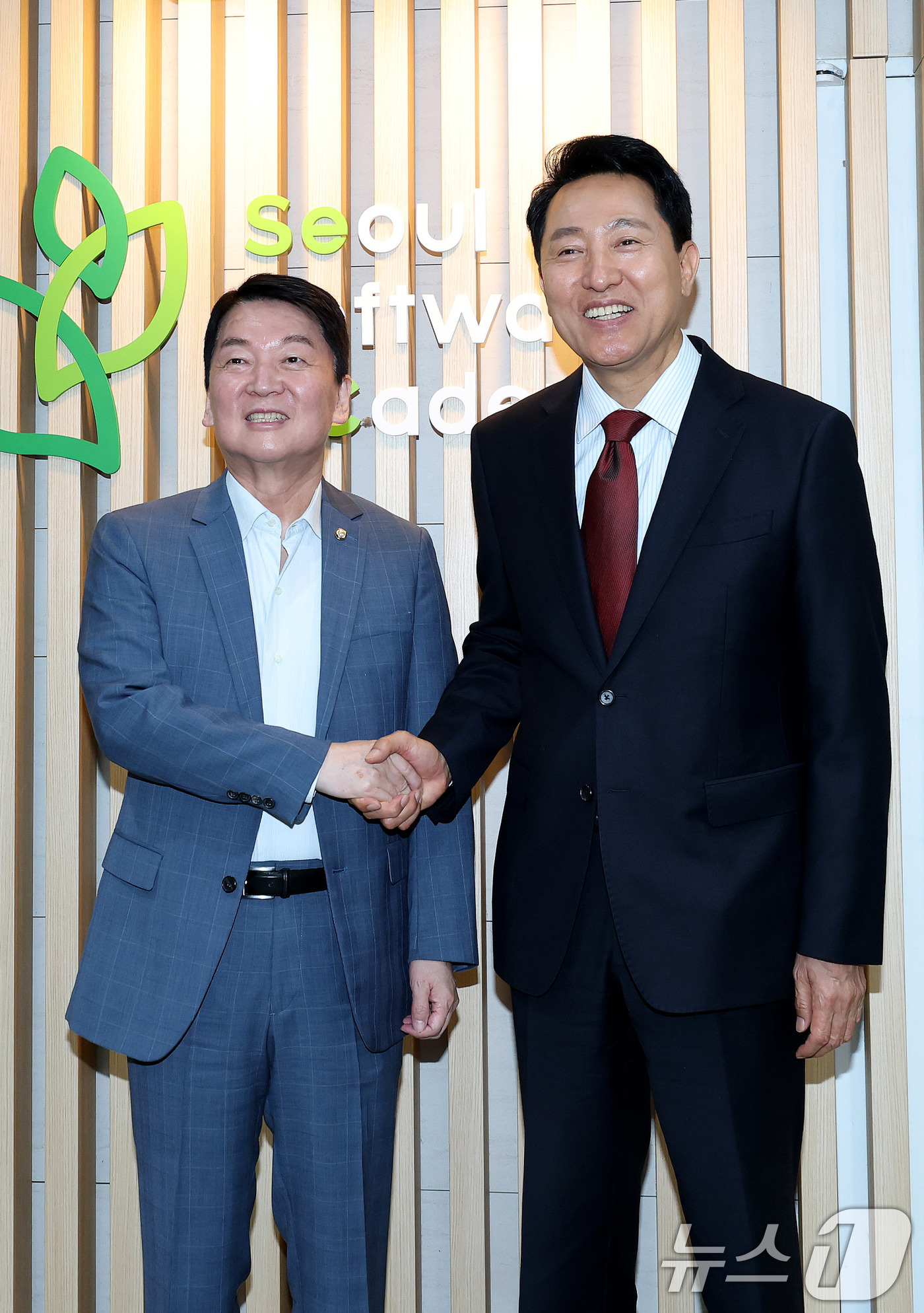 (서울=뉴스1) 박지혜 기자 = 오세훈 국민의힘 서울시장 후보가 18일 서울 영등포구 청년취업사관학교에서 안철수 의원과 만나 인사를 나누고 있다. 2026.5.18/뉴스1