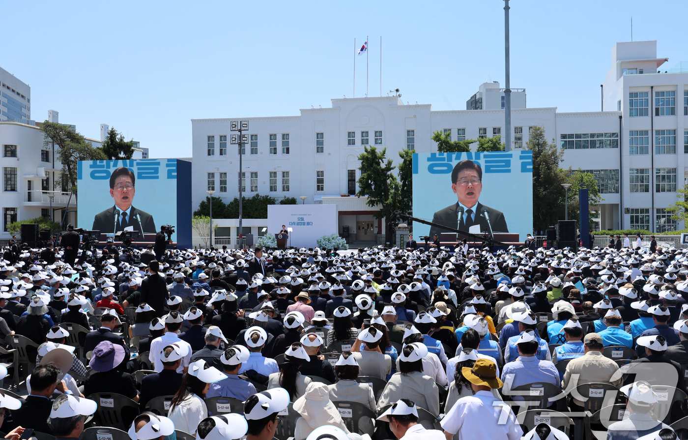 (광주=뉴스1) 광주전남사진기자단 = 이재명 대통령이 5·18민주화운동 제46주기인 18일 오전 광주 동구 5·18기념광장에서 열린 5·18 제46주년 정부기념식에서 기념사를 하고 …
