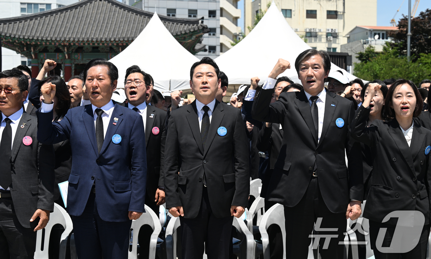 (광주=뉴스1) 광주전남사진기자단 = 정청래 더불어민주당 대표(왼쪽부터), 장동력 국민의힘 대표, 조국 조국혁신당 대표가 18일 오전 광주 동구 5·18기념광장에서 열린 5·18 …