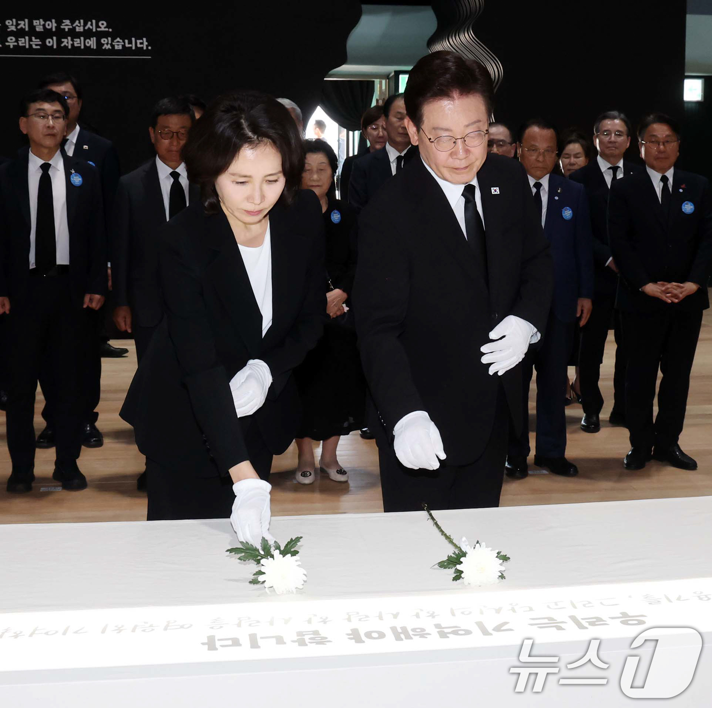 (광주=뉴스1) 이재명 기자 = 이재명 대통령과 김혜경 여사가 18일 광주 동구 금남로 옛 전남도청 상무관에서 헌화하고 있다. 2026.5.18/뉴스1