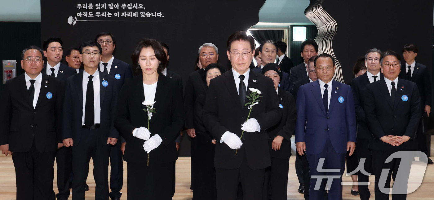 (광주=뉴스1) 이재명 기자 = 이재명 대통령과 김혜경 여사가 18일 광주 동구 금남로 옛 전남도청 상무관에서 헌화하고 있다. 2026.5.18/뉴스1