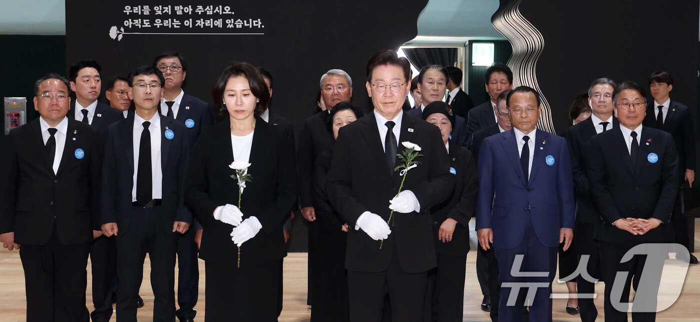 본문 이미지 - 이재명 대통령과 김혜경 여사가 18일 광주 동구 금남로 옛 전남도청 상무관에서 헌화하고 있다. 2026.5.18 ⓒ 뉴스1 이재명 기자