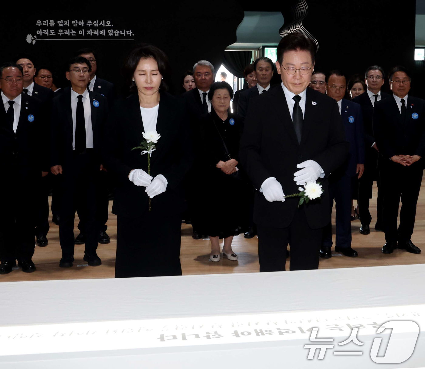 (광주=뉴스1) 이재명 기자 = 이재명 대통령과 김혜경 여사가 18일 광주 동구 금남로 옛 전남도청 상무관에서 헌화하고 있다. 2026.5.18/뉴스1