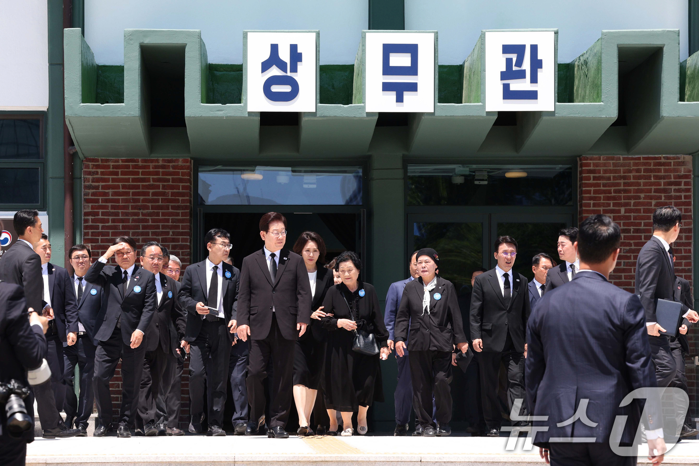 (광주=뉴스1) 이재명 기자 = 이재명 대통령과 김혜경 여사가 18일 광주 동구 금남로 옛 전남도청 상무관에서 헌화한 뒤 이동하고 있다. 2026.5.18/뉴스1