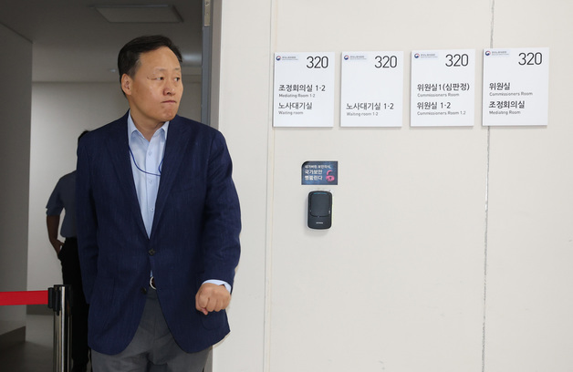 휴식 위해 회의장 나서는 여명구 삼성전자 사측 대표교섭위원