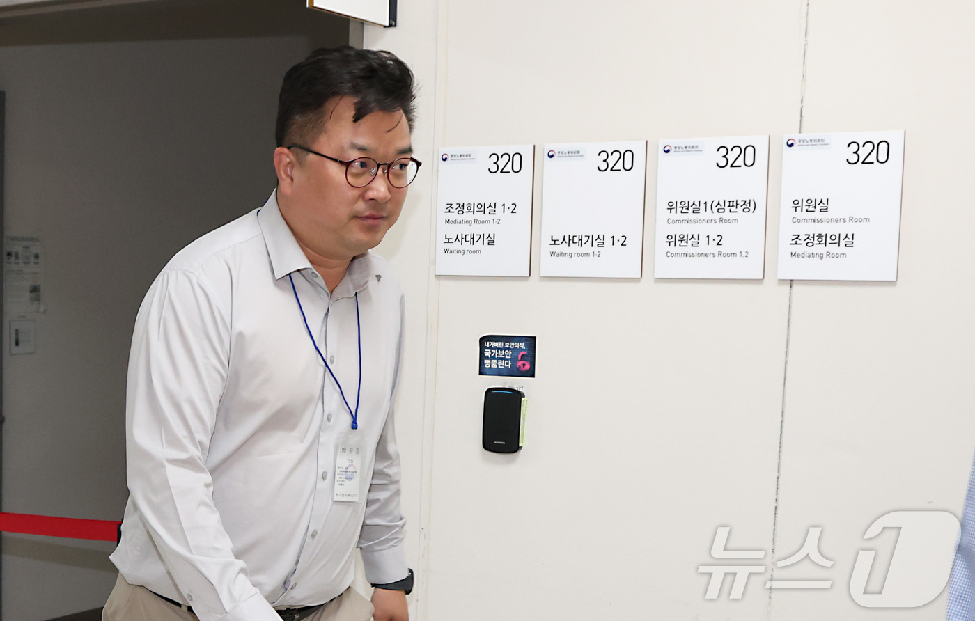 (세종=뉴스1) 김기남 기자 = 김형로 삼성전자부사장이 18일 정부세종청사 중앙노동위원회에서 열린 2차 삼성전자 노·사 사후조정 회의 중 휴식을 위해 회의장을 나오고 있다. 202 …