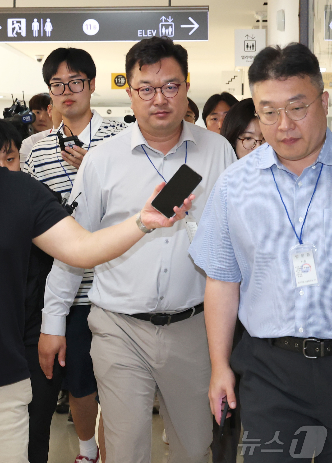 (세종=뉴스1) 김기남 기자 = 김형로 삼성전자 부사장이 18일 정부세종청사 중앙노동위원회에서 열린 2차 삼성전자 노·사 사후조정 회의 중 휴식을 위해 회의장을 나오며 취재진의 질 …