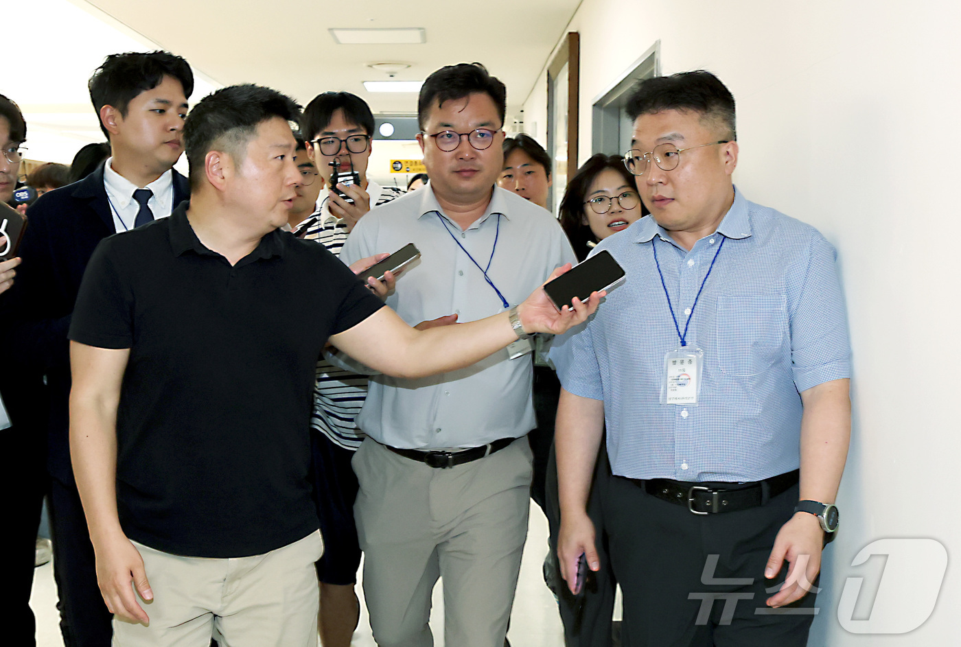 (세종=뉴스1) 김기남 기자 = 김형로 삼성전자 부사장이 18일 정부세종청사 중앙노동위원회에서 열린 2차 삼성전자 노·사 사후조정 회의 중 휴식을 위해 회의장을 나오며 취재진의 질 …