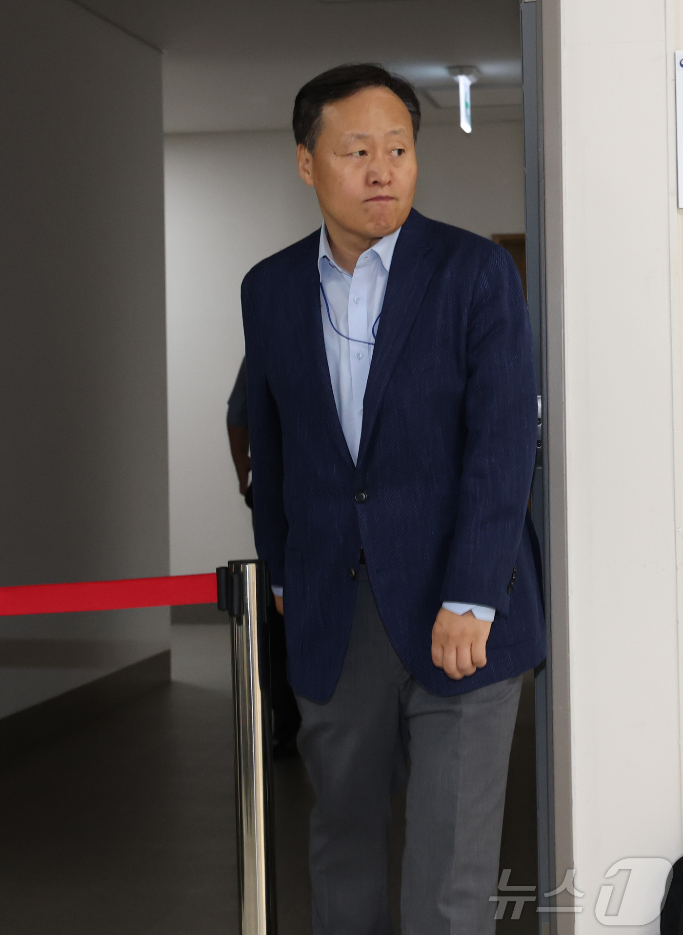 (세종=뉴스1) 김기남 기자 = 여명구 (반도체 부문 피플팀장) 사측 대표교섭위원이 18일 정부세종청사 중앙노동위원회에서 열린 2차 삼성전자 노·사 사후조정 회의 중 휴식을 위해 …