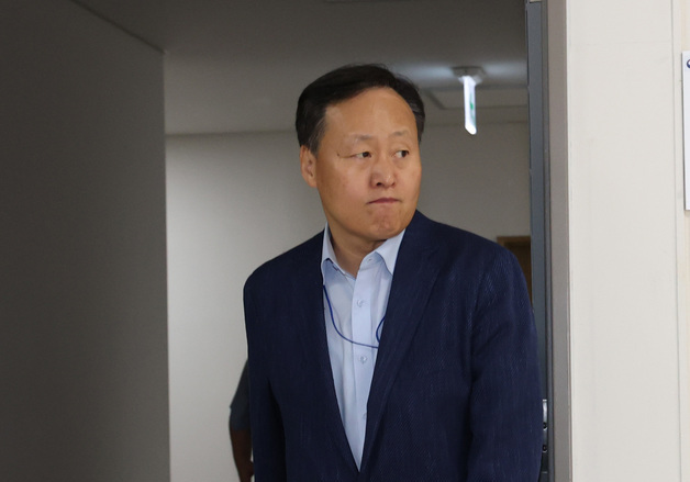 휴식 위해 회의장 나서는 여명구 삼성전자 사측 대표교섭위원