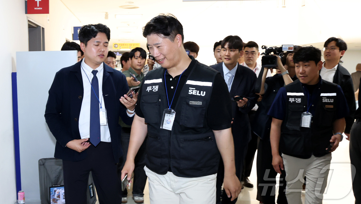 (세종=뉴스1) 김기남 기자 = 최승호 삼성전자 초기업노동조합 삼성전자지부 위원장이 18일 정부세종청사 중앙노동위원회에서 열린 2차 삼성전자 노사 사후조정 회의 중 점심 식사를 마 …