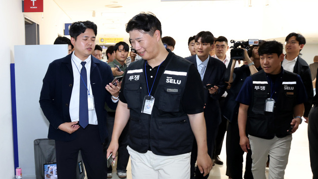 취재진 질문받는 최승호 위원장