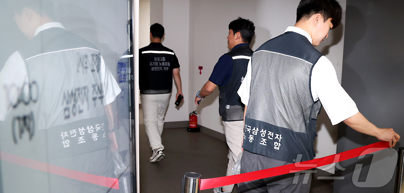 (세종=뉴스1) 김기남 기자 = 최승호 삼성전자 초기업노동조합 삼성전자지부 위원장이 18일 정부세종청사 중앙노동위원회에서 열린 2차 삼성전자 노사 사후조정 회의 중 점심 식사를 마 …
