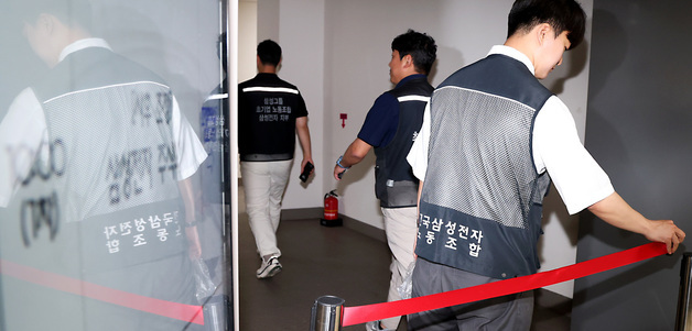 회의장 들어가는 최승호 위원장