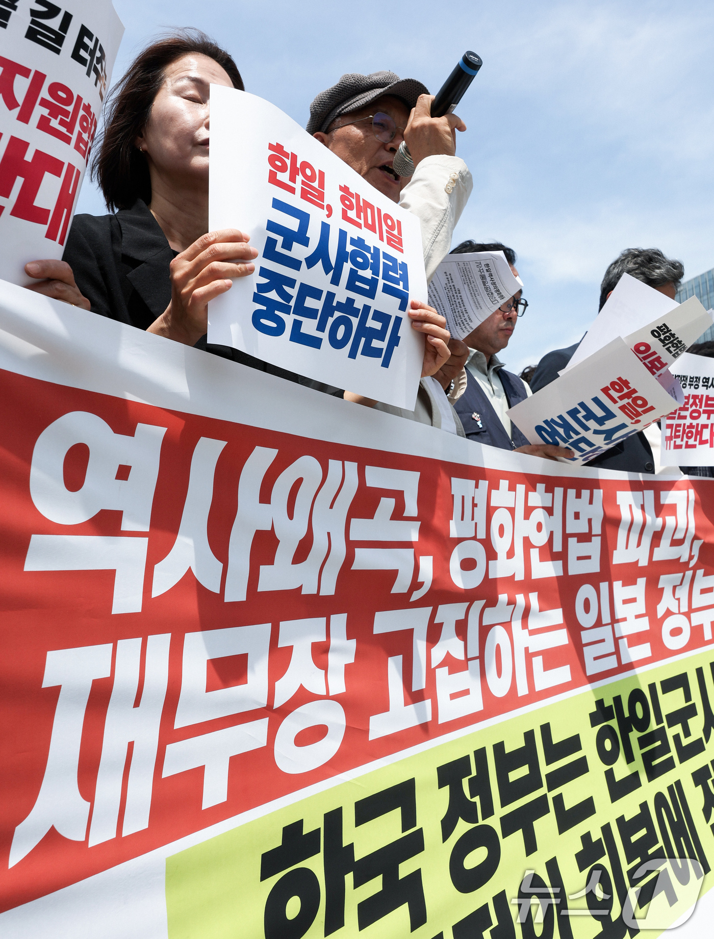 (서울=뉴스1) 임지훈 인턴기자 = 한일역사정의평화행동·자주통일평화연대 소속 회원들이 18일 오후 서울 종로구 광화문광장에서 '한일 정상회담에 즈음한 기자회견'을 하고 있다.이날 …