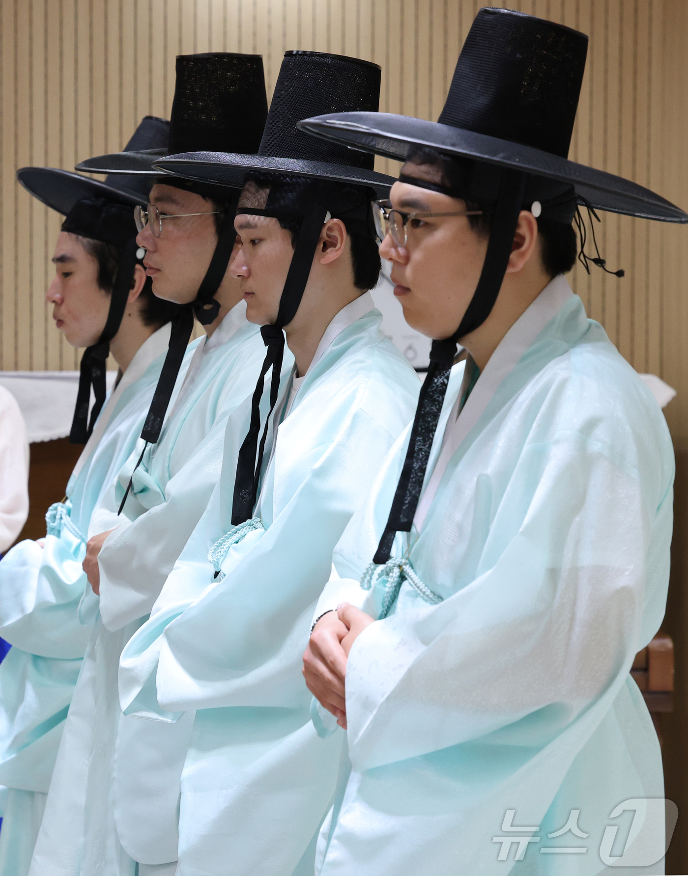 (대전=뉴스1) 김기태 기자 = 제54회 성년의 날 맞아 18일 대전 동구문화원에서 전통성년례가 거행되고 있다.   2026.5.18/뉴스1