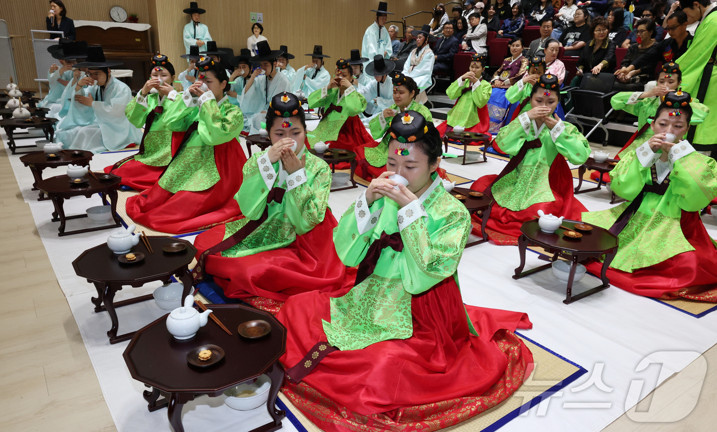 (대전=뉴스1) 김기태 기자 = 제54회 성년의 날 맞아 18일 대전 동구문화원에서 전통성년례가 거행되고 있다.   2026.5.18/뉴스1
