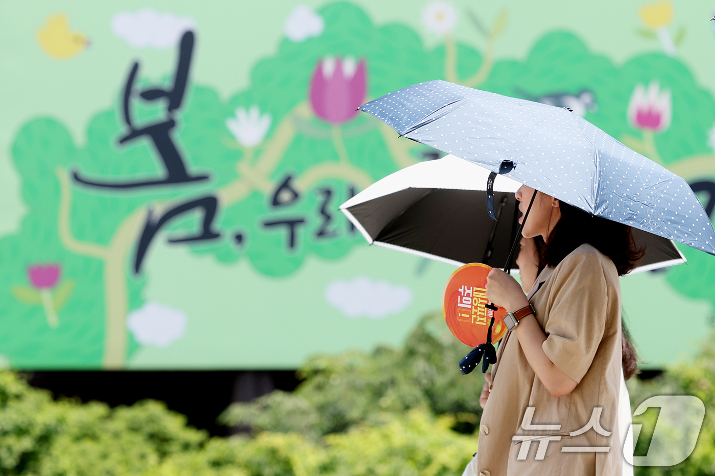 (서울=뉴스1) 조연우 인턴기자 = 맑은 날씨 속 낮 최고기온이 30도 안팎까지 오른 18일 오후 서울 광화문광장에서 시민들이 양산을 쓰고 발걸음을 옮기고 있다. 2026.5.18 …