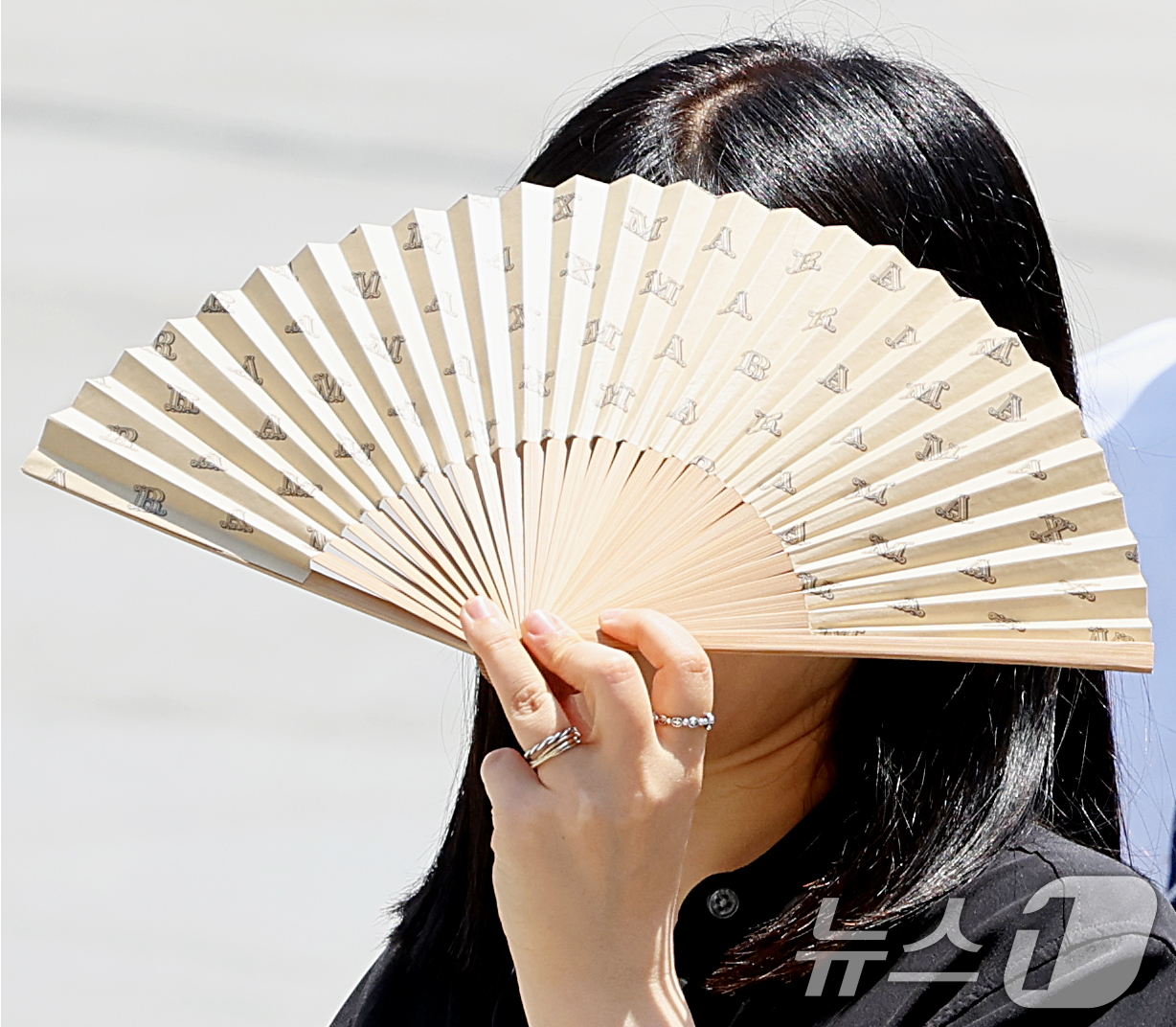 (서울=뉴스1) 조연우 인턴기자 = 맑은 날씨 속 낮 최고기온이 30도 안팎까지 오른 18일 오후 서울 광화문광장에서 시민이 부채로 햇살을 가리며 발걸음을 옮기고 있다. 2026. …