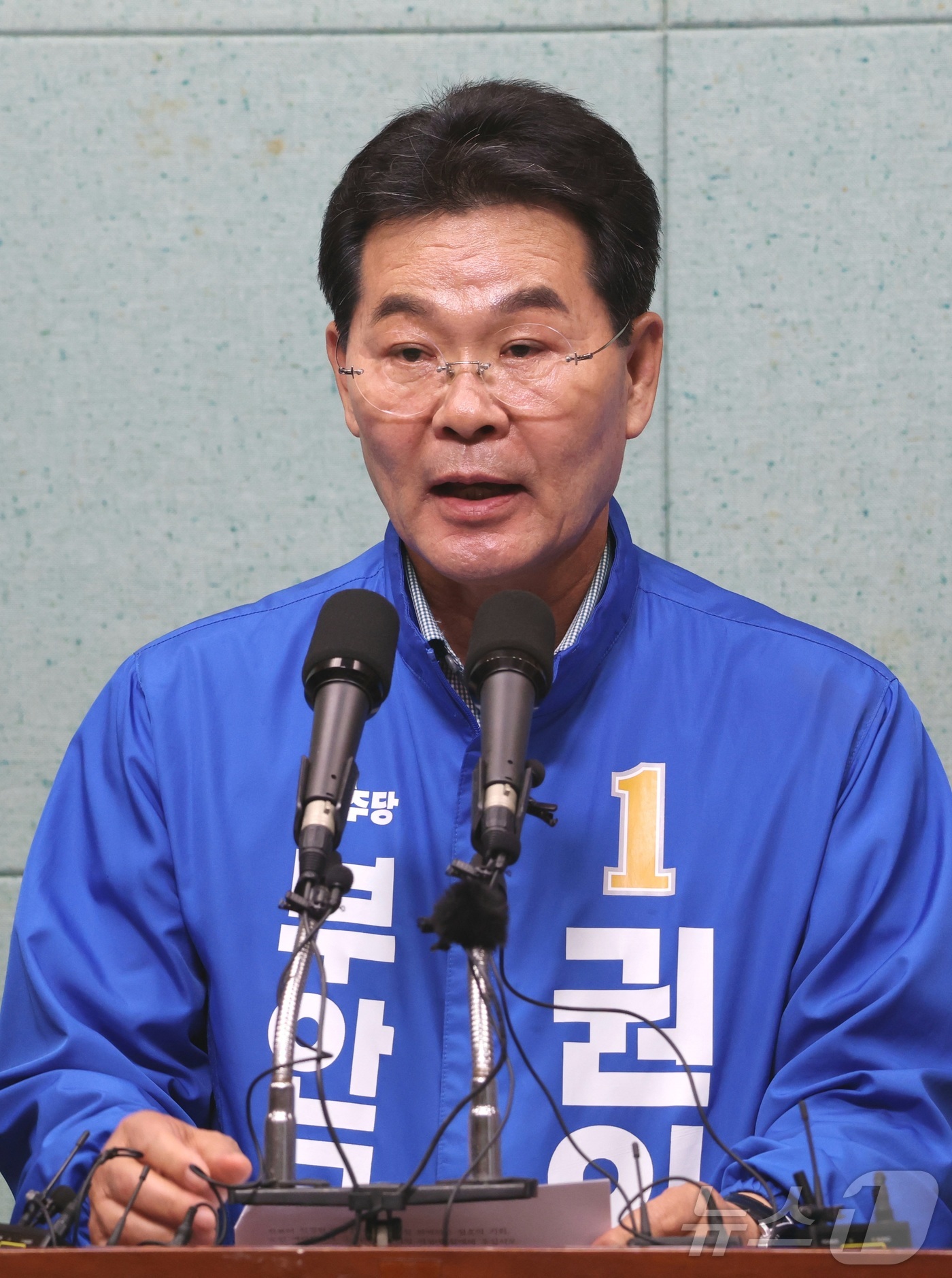(전주=뉴스1) 유경석 기자 = 권익현 더불어민주당 부안군수 후보가 18일 전북 전주시 전북특별자치도의회에서 새만금자치단체연합 공동 기자회견을 열고 발언을 하고 있다. 2026.5 …