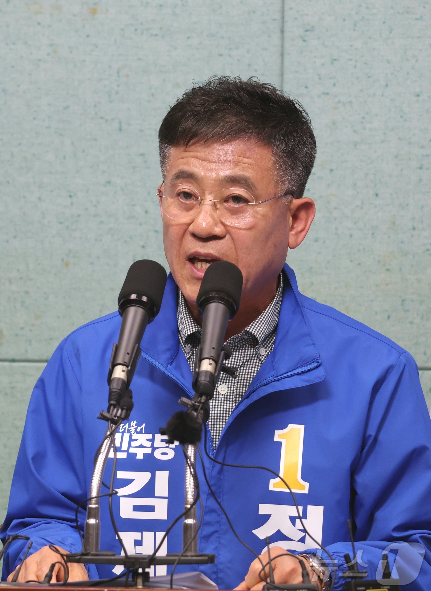 (전주=뉴스1) 유경석 기자 = 정성주 더불어민주당 김제시장 후보가 18일 전북 전주시 전북특별자치도의회에서 새만금자치단체연합 공동 기자회견을 열고 발언을 하고 있다. 2026.5 …