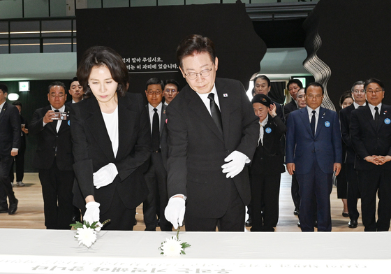 李대통령, 스벅 '탱크데이' 프로모션에 "저질 장사치의 막장 행태"