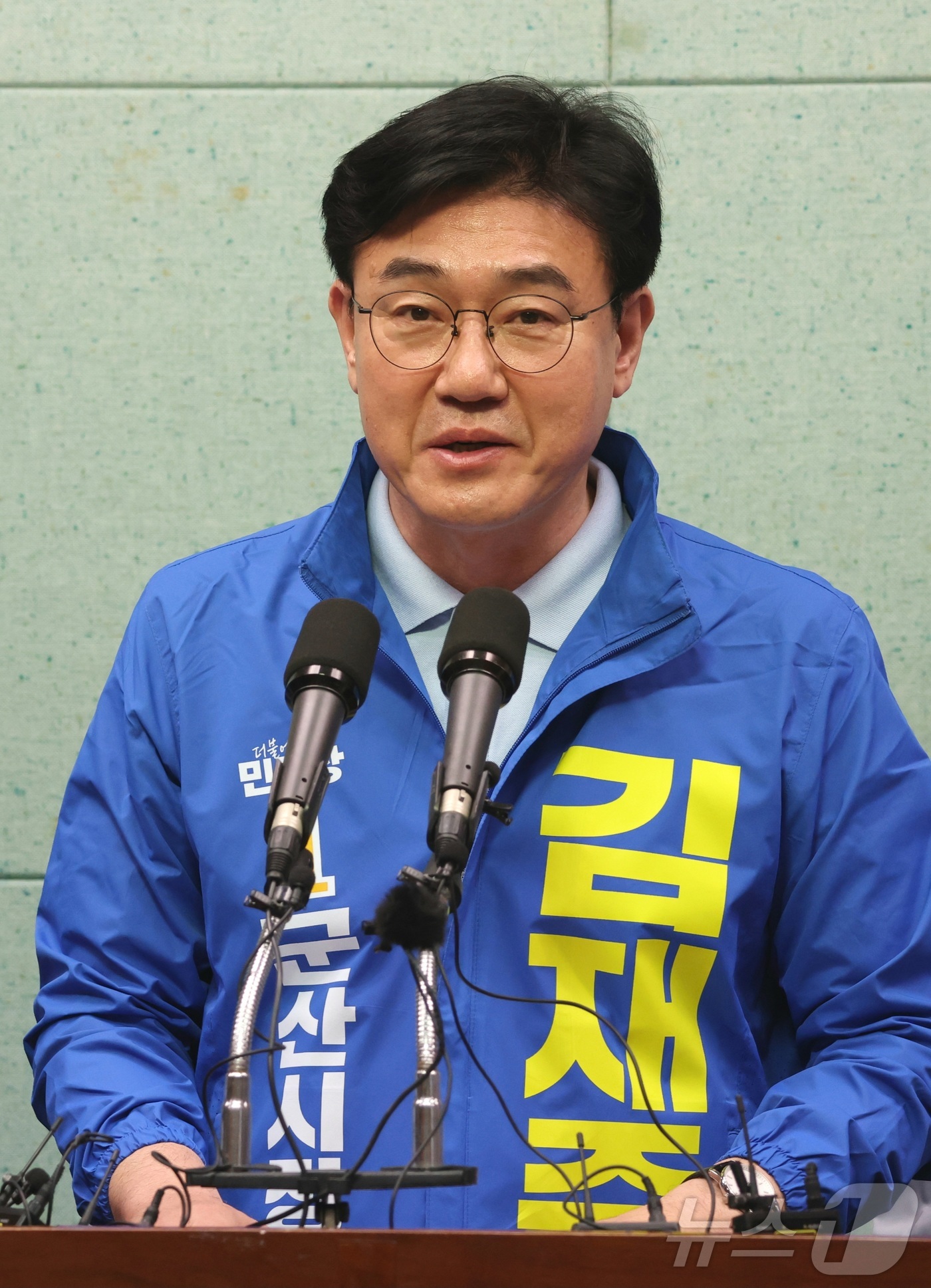 (전주=뉴스1) 유경석 기자 = 김재준 더불어민주당 군산시장 후보가 18일 전북 전주시 전북특별자치도의회에서 새만금자치단체연합 공동 기자회견을 열고 발언을 하고 있다. 2026.5 …