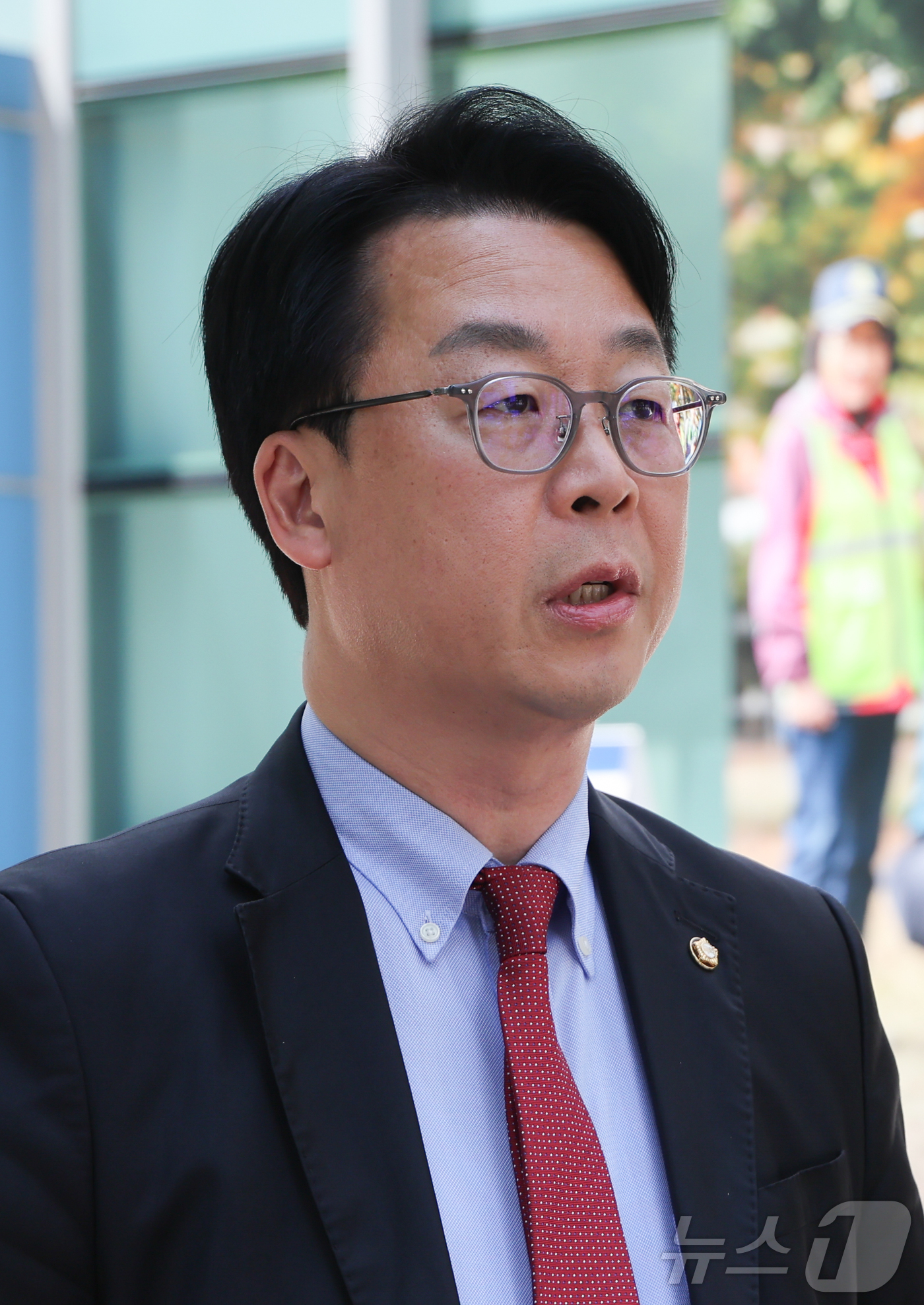 (서울=뉴스1) 이종수 인턴기자 = 국민의힘 클린선거본부장인 곽규택 의원이 18일 서울 종로구 서울경찰청 민원실 앞에서 정원오 더불어민주당 서울시장 후보 고발 관련 입장을 밝히고 …