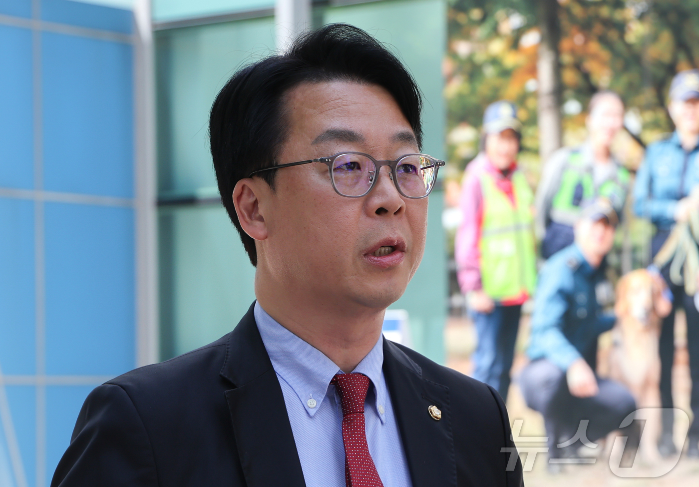(서울=뉴스1) 이종수 인턴기자 = 국민의힘 클린선거본부장인 곽규택 의원이 18일 서울 종로구 서울경찰청 민원실 앞에서 정원오 더불어민주당 서울시장 후보 고발 관련 입장을 밝히고 …