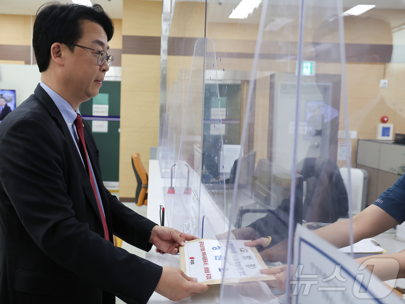 (서울=뉴스1) 이종수 인턴기자 = 국민의힘 클린선거본부장인 곽규택 의원이 18일 서울 종로구 서울경찰청 민원실에서 정원오 더불어민주당 서울시장 후보 관련 고발장을 제출하고 있다. …