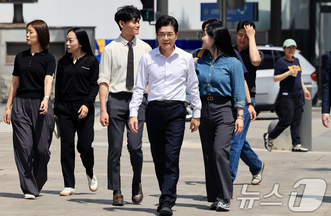 (서울=뉴스1) 이호윤 기자 = 정원오 더불어민주당 서울시장 후보가 18일 서울 중구 서울시청 앞에서 내집마련과 전월세난 등 주거 공약 발표를 하기 위해 발걸음을 옮기고 있다. 2 …