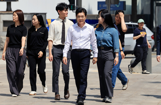 서울 시청 앞으로 발걸음 옮기는 정원오 후보
