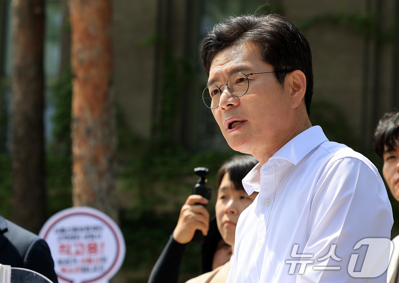 (서울=뉴스1) 이호윤 기자 = 정원오 더불어민주당 서울시장 후보가 18일 서울 중구 서울시청 앞에서 내집마련과 전월세난 등 주거 공약 발표를 하고 있다. 2026.5.18/뉴스1 …