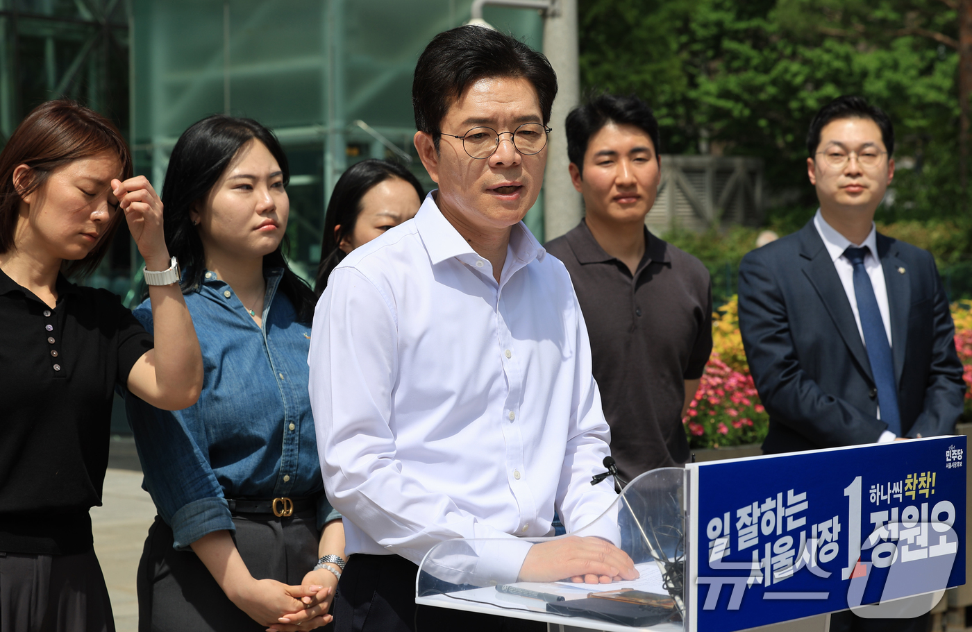 (서울=뉴스1) 이호윤 기자 = 정원오 더불어민주당 서울시장 후보가 18일 서울 중구 서울시청 앞에서 내집마련과 전월세난 등 주거 공약 발표를 하고 있다. 2026.5.18/뉴스1 …