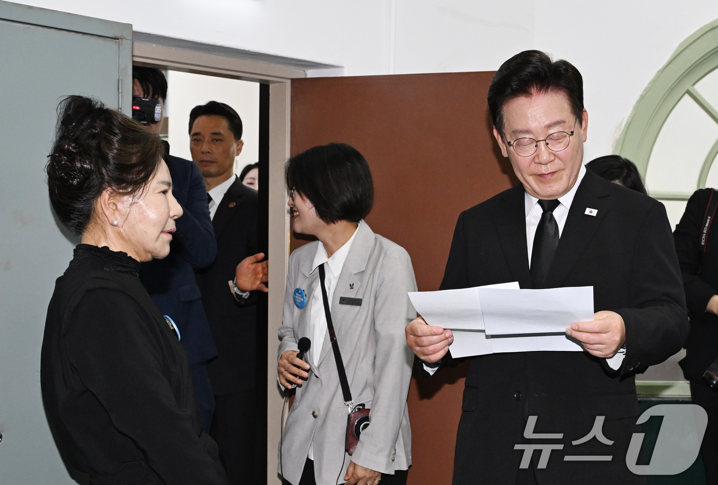 (광주=뉴스1) 광주전남사진기자단 = 이재명 대통령이 18일 광주 옛 전남도청 별관 개관일을 맞아 시민군 상황실 재현공간에서 5·18 당시 마지막 새벽 방송을 했던 박영순 씨를 만 …