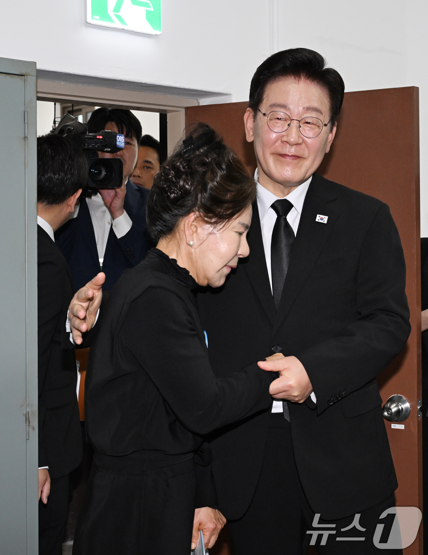 (광주=뉴스1) 광주전남사진기자단 = 이재명 대통령이 18일 광주 옛 전남도청 별관 개관일을 맞아 시민군 상황실 재현공간에서 5·18 당시 마지막 새벽 방송을 했던 박영순 씨를 만 …