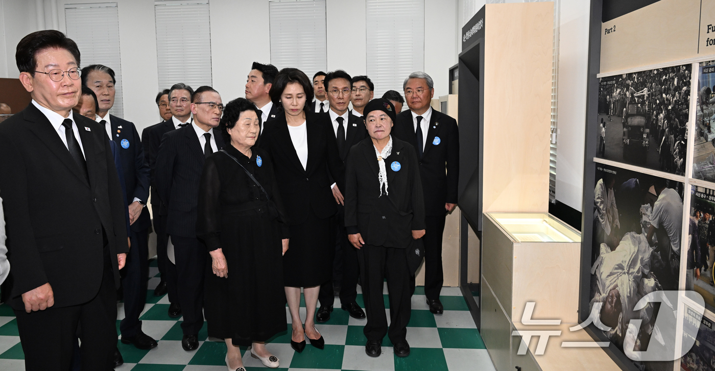 (광주=뉴스1) 광주전남사진기자단 = 이재명 대통령과 김혜경 여사가 18일 광주 옛 전남도청에서 개관특별전을 관람하고 있다.문화체육관광부는 전시, 추모공간 등으로 조성한 옛 전남도 …