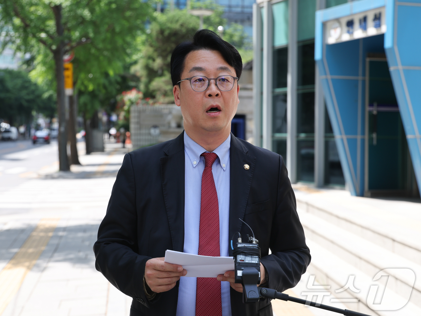 (서울=뉴스1) 이종수 인턴기자 = 국민의힘 클린선거본부장인 곽규택 의원이 18일 서울 종로구 서울경찰청 민원실 앞에서 정원오 더불어민주당 서울시장 후보 고발 관련 입장을 밝히고 …