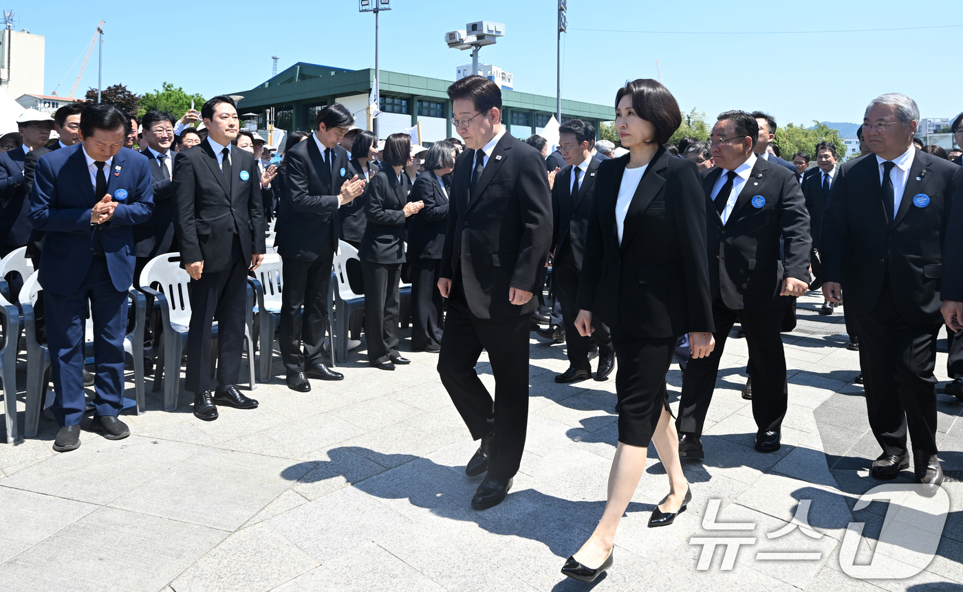 (광주=뉴스1) 광주전남사진기자단 = 이재명 대통령과 김혜경여사가 18일 46주년 5·18민주화운동 정부기념식장인 광주 동구 옛 전남도청 앞 5·18민주광장에 들어서고 있다.  5 …