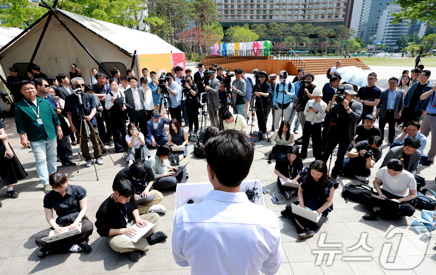 (서울=뉴스1) 이호윤 기자 = 정원오 더불어민주당 서울시장 후보가 18일 서울 중구 서울시청 앞에서 내집마련과 전월세난 등 주거 공약 발표를 마치고 취재진에게 질문을 받고있다, …