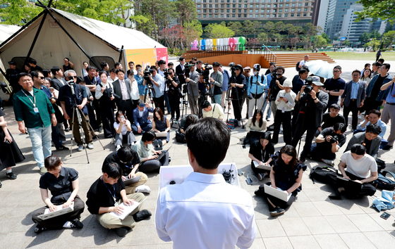 서울시청 앞에서 부동산 공약 발표하는 정원오 서울시장 후보